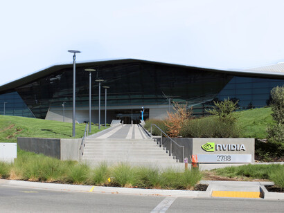 En el caso de “Nvidia”, su fundador Jensen Huang vio aumentar su fortuna a US$ 180 mil millones y posee sólo el 3,6 % de las acciones de la empresa: las demás las vendió; por eso es multimillonario. Sede central de Nvidia en Santa Clara, California, EE.UU.