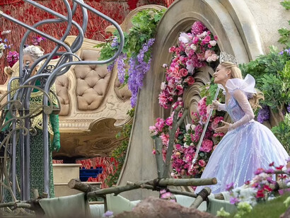 Wicked (2024) destaca por su espectacular diseño visual y musical, transportando al espectador a un mundo lleno de magia y emoción