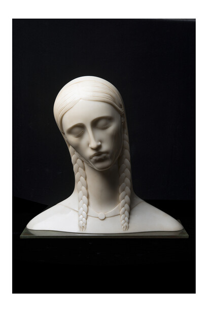 Adolfo Wildt, Mère, dite aussi Mère Ravera (Madre ; Madre Ravera), 1929, Marbre sur base en bronze, 48 x 49 x 18 cm (prof.), Courtesy Galleria Gomiero Padova-Milano © Photo : Marzio De Santis