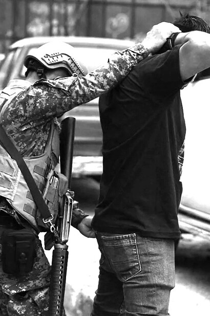Un soldado registra a un hombre en un puesto de control luego de que el Congreso de El Salvador aprobara poderes de emergencia
