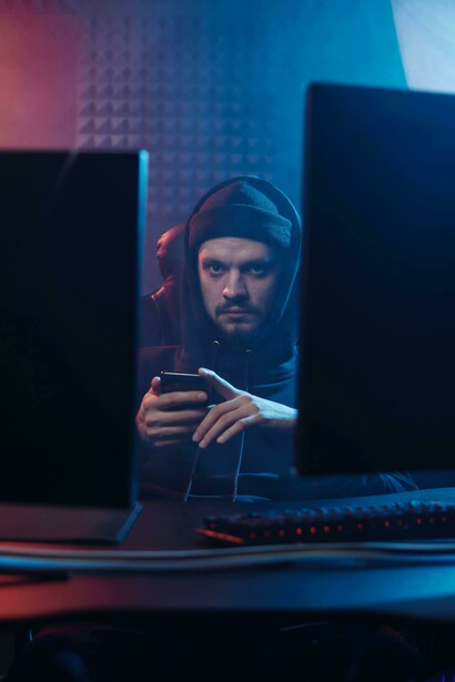 Uomo dietro il computer. La dinamica del web attuale ci sta rimbecillendo tutti, separandoci dalla coscienza di quel che stiamo facendo