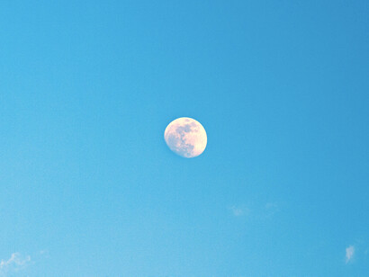 Azul es el otro lado del espejo de Alicia, y el azul cielo -el celeste- es camino de sueños y, ensombrecido, es camino de ensueños