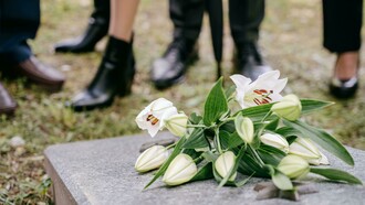 Fui a poucos funerais. Dizer que não gosto de funerais soa quase redundante, pois ninguém gosta. Mas até agora, tive a sorte de ter perdido poucas pessoas próximas. Ainda assim, é sempre um momento estranho. O ambiente torna-se pesado, o ar fica denso e ninguém parece saber bem como estar ou o que dizer. Cresci habituado a ver funerais em filmes de Hollywood: a atmosfera dramática, as lágrimas medidas, o convívio posterior na casa do familiar, as mesas cheias de comida e as memórias partilhadas. Por cá é diferente. Aqui há o velório, esse último adeus silencioso, antes do funeral propriamente dito. Menos encenação, mais peso