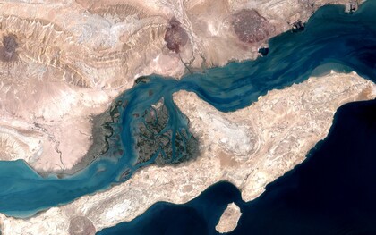 L'isola di Qeshm nello Stretto di Hormuz, in Iran. Questa immagine è il risultato della fusione di due immagini acquisite dal sensore Enhanced Thematic Mapper a bordo del satellite Landsat 7 della NASA