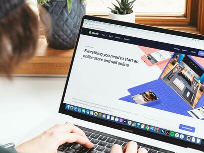 A person attempting to perform some e-commercing by wanting information on how to start an online store
