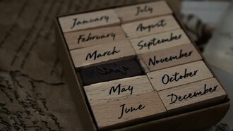 Il calendario gregoriano, sviluppato per correggere le imprecisioni del calendario giuliano, include l’adattamento degli anni bisestili ogni quattro anni per allineare il computo del tempo con il ciclo astronomico delle stagioni