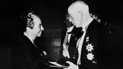 En 1945 la Academia Sueca galardonó finalmente a Gabriela Mistral con el Premio Nobel de Literatura