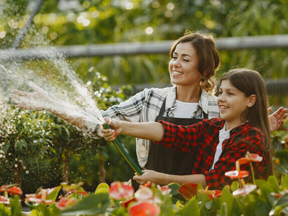 Hoy, al contemplar el planeta como un solo jardín vulnerable y compartido, empezamos a comprender que nuestra civilización depende del equilibrio entre progreso humano y la tierra que lo sustenta