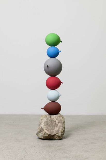 Gimhongsok (b.1964)
Untitled (Short People) – 6 balloons
2018
Stainless steel, stone
118 x 40 x 31 cm
Courtesy of the artist and Kukje Gallery
Photo: Chunho An
Image provided by Kukje Gallery