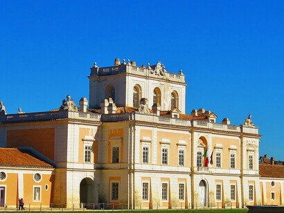 Reale tenuta di Carditello, edificio principale con statue lungo la sommità; San Tammaro, Caserta, Italia