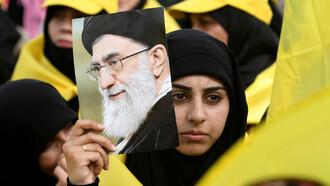 Una simpatizantes libanesa de Irán y Hezbollah sostiene una fotografía del líder supremo iraní