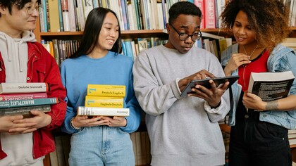 Como educadora, percebo que a estratégia utilizada em classe permitiu aos estudantes expressarem suas pensamentos e opiniões sobre o livro que haviam lido. E, o mais importante, a atitude do professor permitiu que os estudantes se sentissem escutados. Não se tratava de concordar com tudo o que os estudantes falavam; justo o contrário, se tratava de escutá-los e, a partir dessa escuta, questioná-los novamente, exigindo uma reflexão constante sobre os próprios argumentos