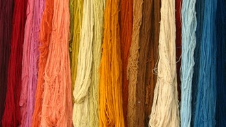 Num mundo cada vez mais global, é fácil assumir que as cores têm significados homogéneos. No entanto, a verdade é bem mais complexa. O branco, por exemplo, é associado à pureza e à paz em muitas culturas ocidentais, sendo frequentemente usado em casamentos. Mas em países como a China ou o Japão, o branco é a cor do luto, da morte e da despedida. Já o vermelho, visto no Ocidente como símbolo de paixão ou perigo, é considerado auspicioso e de boa sorte na cultura chinesa