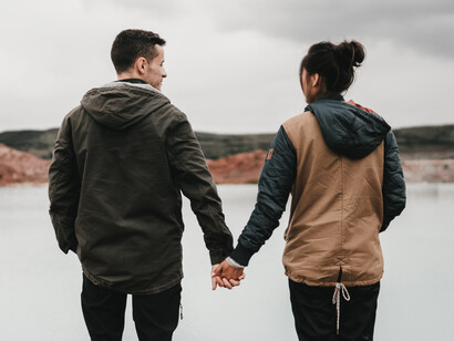 Pareja agarrada de las manos