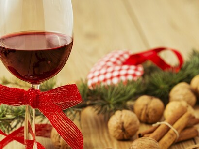 Copa de vino y adornos navideños