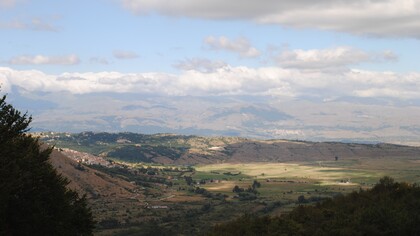 La cucina abruzzese si distingue per un legame profondo con il territorio, che unisce mare e montagna in un equilibrio raro e riconoscibile. In foto Campo Felice, Appennini Centrali, Abruzzo, Italia in una foto di Serenapaliria