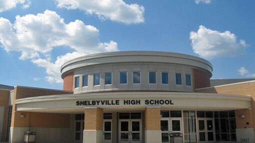 Algunos colegios, como la Escuela secundaria Shelbyville, disponen incluso de bombas de humo colocadas en los techos de los pasillos con los que intentan entorpecer la visión del tirador. Shelbyville Senior High School, Indiana, EE.UU.