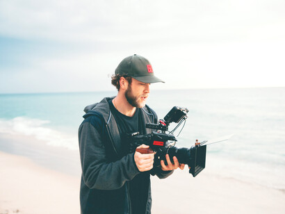 Joven camarógrafo realizando un film