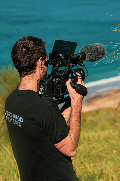 Cineasta grabando en la naturaleza