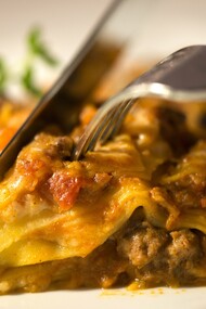 Dalla forma simile alla lasagna, il vincisgrassi è il piatto tipico delle feste nelle Marche. Composto da un ragù denso e ricco, fatto con carne tagliata al coltello, una densa besciamella e distintivi sentori di chiodi di garofano e noce moscata