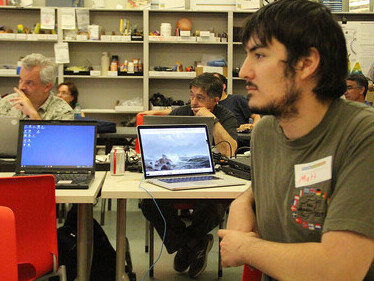 Juntos mirando una máquina. Maratón de edición sobre tecnologías emergentes en el área metropolitana de la Capital Area Biospace, Washington D.C., Maryland. EE.UU.