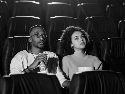 Lembre-se: faça perguntas. Enquanto assiste, anote questionamentos como: “Por que a câmera está tão perto desse personagem?”, “O que essa decoração nos diz sobre ele?”, “O que esse som cria no espectador?”. Esse tipo de reflexão transforma uma simples sessão de cinema em uma análise cinematográfica


