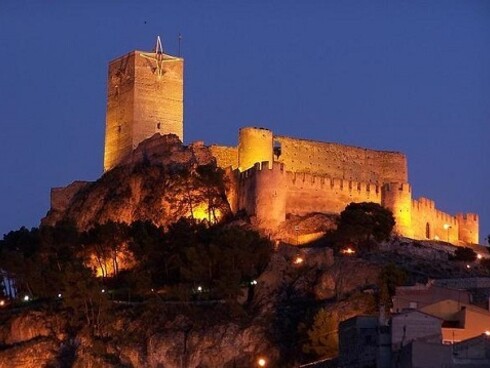 El castillo de Santa Bárbara domina la ciudad de Alicante desde las alturas