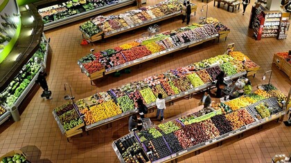 Il reparto frutta e verdura di un supermercato. In questo articolo l'autrice realizza un breve excursus, nel tempo e nello spazio, per spiegare come in circa duecento anni il nostro modo di alimentarci è cambiato in modo veloce e poco consapevole