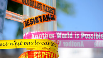 Eslóganes contra la globalización durante las protestas en Le Havre contra la 37ª cumbre del G8 en Deauville, Francia