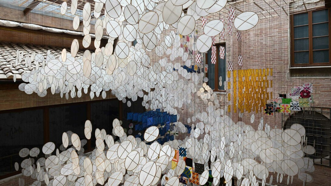 Jacob Hashimoto, Path to the sky, veduta della mostra. Cortesia di Studio La Città