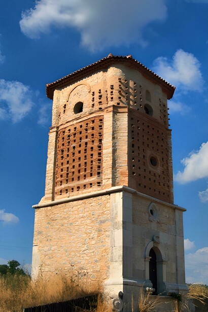 Torre colombaia del XVIII secolo, Buonalbergo, Campania, Italia. L’origine delle torri-colombaie potrebbe risalire alla necessità di costruire torri di difesa che riuscissero a comunicare le une con le altre in modo da non venir sorpresi dai nemici