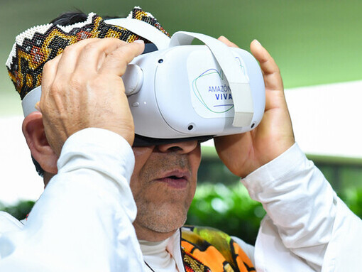 Primeiras impressões de um líder indígena ao usar óculos de realidade virtual no Simpósio Internacional Povos Indígenas: Natureza e Justiça, no Auditório do Superior Tribunal de Justiça, ano de 2023. Foto de Gustavo Lima