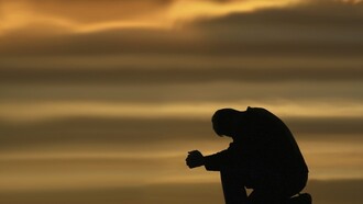 Un hombre solitario al atardecer
