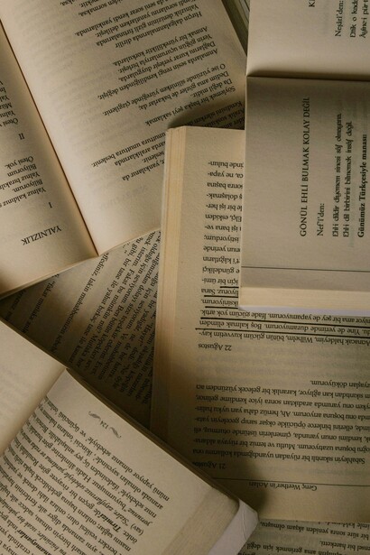I libri sono strumenti di conoscenza che ci permettono di esplorare mondi, idee e culture diverse, ampliando i nostri orizzonti e stimolando il pensiero critico