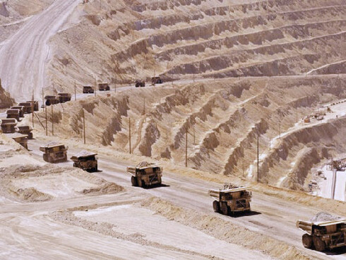 Fila de camiones extractores en una mina de cobre en Chuquicamata, Chile