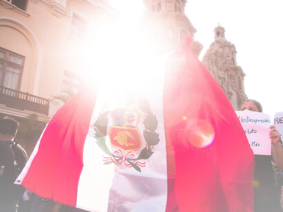 Bandera nacional de Perú en el centro de Lima