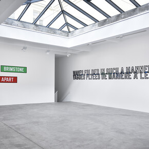 Exhibition view, Lawrence Weiner, FOLDED WAVES VAGUES PLIEÉS, Galerie Marian Goodman, Paris, 2018 
photo credit: Rebecca Fanuele
Copyright and Courtesy: the artist and Marian Goodman Gallery, New York, Paris, London
