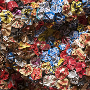 El Anatsui, Amemo (Mask of Humankind) (detail), 2010, aluminum and copper wire, 155 x 125 inches, installation at the Akron Art Museum. Courtesy of the artist and Jack Shainman Gallery, NY. Photo by Andrew McAllister, courtesy of the Akron Art Museum.