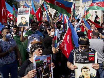Azerbaijanis and Turks organize a demonstration of support for Azerbaijan in 2020 Nagorno-Karabakh conflicts
