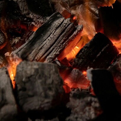 Il carbone fatto in modo tradizionale è sempre più raro, sostituito da prodotti industriali di dubbia qualità e provenienza