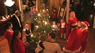 El momento en el que la familia canta alrededor del árbol es uno de los más emocionantes de la Navidad