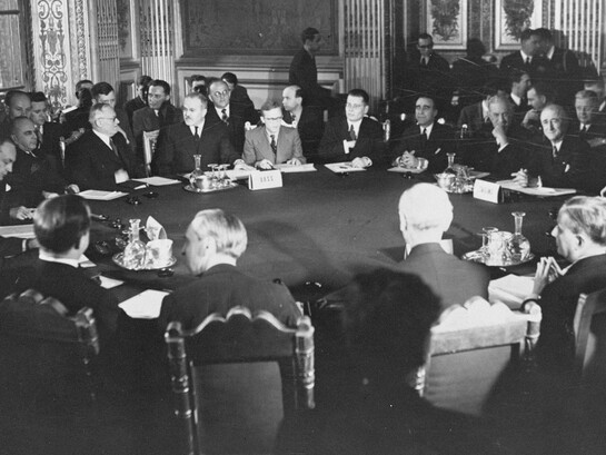 La conférence des Quatre à Paris (1946) réunit les puissances victorieuses de la Seconde Guerre mondiale au moment où se dessinent les nouveaux équilibres, les frontières et les rapports de force qui structureront l’ordre international de l’après-guerre