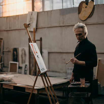 Consagrado artista contempla su trabajo. Los fondos públicos deberían apoyar iniciativas locales en lugar de usarse para enviar grandes delegaciones artísticas al extranjero