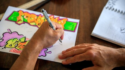 Hombre dibujando en papel