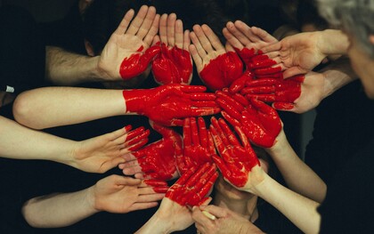 Jung dizia que todos nós temos agrupamentos de sentimentos muito fortes dentro de nós, chamados complexos, que são como “núcleos” emocionais universais. Quando um desses complexos do nosso inconsciente ganha força, ele chega à nossa consciência e passa a influenciar nossas atitudes — é o que Jung chama de “complexo constelado”. A paixão, segundo ele, é um desses momentos: quando estamos apaixonados, ficamos tão envolvidos por esse sentimento que deixamos de lado outros interesses e até mudamos temporariamente quem somos
