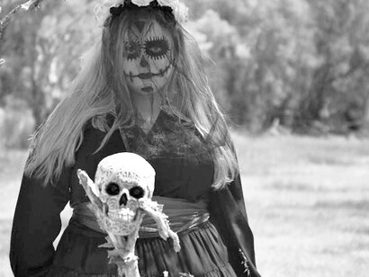 Donna con teschio dipinto sul volto raffigurante la morte