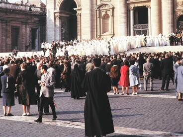 Processione dei Padri conciliari verso la Basilica di San Pietro a Roma, durante il Concilio Vaticano II nell'ottobre 1962