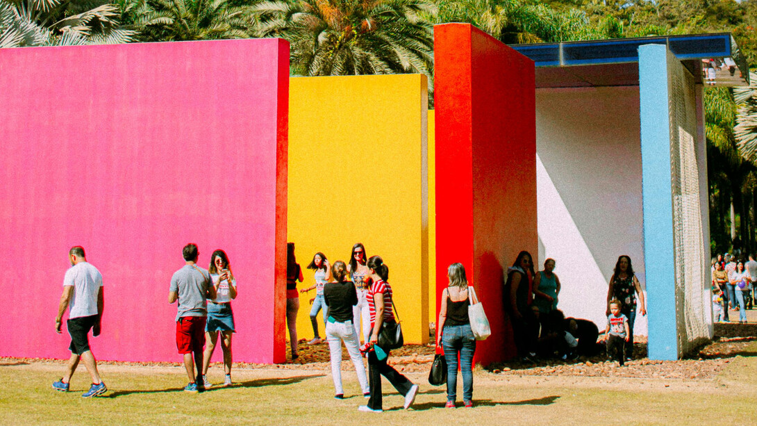 Visitantes olham paredes coloridas no jardim botânico do museu de arte contemporânea Inhotim, em Minas Gerais, Brasil