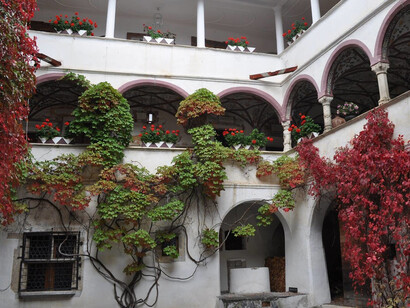 Il cortile loggiato del castello visto dall’angolo nord-ovest. Photo Credits: Luca Cicchelli