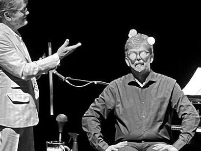 Quando le bolle di sapone finiscono in testa al pianista. Leonardo Brizzi e Pep Bou durante uno dei loro spettacoli